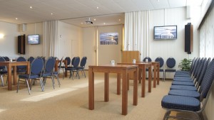 Het sfeervolle rouwcentrum van Uitvaartverzorging Donker in Beusichem biedt alle faciliteiten voor een complete uitvaart. Met ruimte voor 130 zitplaatsen.