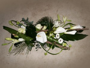 Omdat u zelf al zoveel moet regelen helpen wij bij Uitvaartverzorging Donker graag met het uitzoeken en bestellen van een mooi bloemstuk of bloemenarrangement op de uitvaartkist.