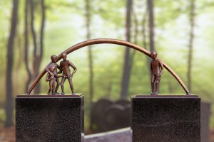 In de monumententuin van Uitvaartverzorging Donker achter het rouwcentrum in Beusichem kunt u rustig een keuze maken uit mooie grafstenen en andere monumenten.