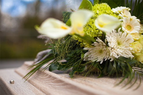 Bij Uitvaartverzorging Donker verzorgen wij graag voor u een prachtig passend bloemenarrangement voor op de kist van uw overleden dierbare. En zorgen ook dat de bloemen mooi blijven.