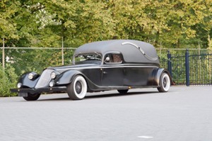 Bij Uitvaartverzorging Donker kunnen wij behalve onze grijze rouwauto en volgauto ook alternatief rouwvervoer regelen. Zoals een loopkoets of andere kleuren auto's. Vragen? Bel ons gerust op 0345 501236.