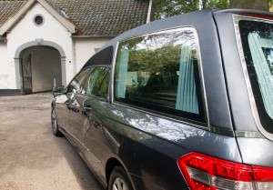 Bij Uitvaartverzorging Donker kunnen wij behalve onze grijze rouwauto en volgauto ook alternatief rouwvervoer regelen. Zoals een loopkoets of andere kleuren auto's. Vragen? Bel ons gerust op 0345 501236.