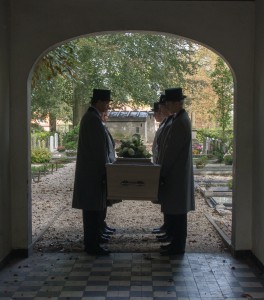 Bij Uitvaartverzorging Donker kunnen wij voor u dragers van de kist regelen. Een mooie manier om uw dierbare naar het graf te begeleiden. Vragen? Bel ons gerust op 0345 501236.
