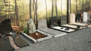 In de monumententuin van Uitvaartverzorging Donker achter het rouwcentrum in Beusichem kunt u rustig een keuze maken uit mooie grafstenen en andere monumenten.