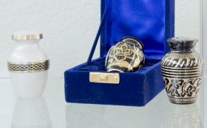 Bij Uitvaartverzorging Donker hebben we een ruim assortiment urnen, as-sieraden en herinneringsobjecten van glas om as van uw overleden dierbare in te bewaren. Voor een blijvende herinnering.