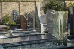 In de monumententuin van Uitvaartverzorging Donker achter het rouwcentrum in Beusichem kunt u rustig een keuze maken uit mooie grafstenen en andere monumenten.