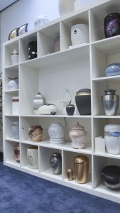 Bij Uitvaartverzorging Donker hebben we een ruim assortiment urnen, as-sieraden en herinneringsobjecten van glas om as van uw overleden dierbare in te bewaren. Voor een blijvende herinnering.