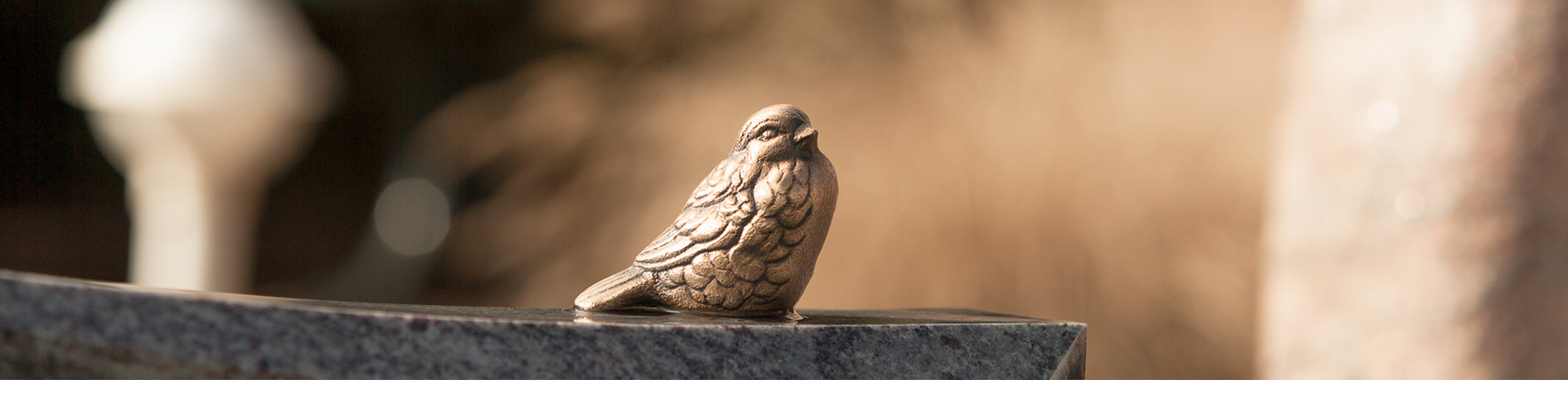 Het kiezen van een grafsteen is voor veel nabestaanden best lastig. In onze sfeervolle monumententuin achter het rouwcentrum, kunt u in alle rust rondkijken en een keuze maken. Er is een zeer uitgebreide collectie grafstenen en andere monumenten te zien.